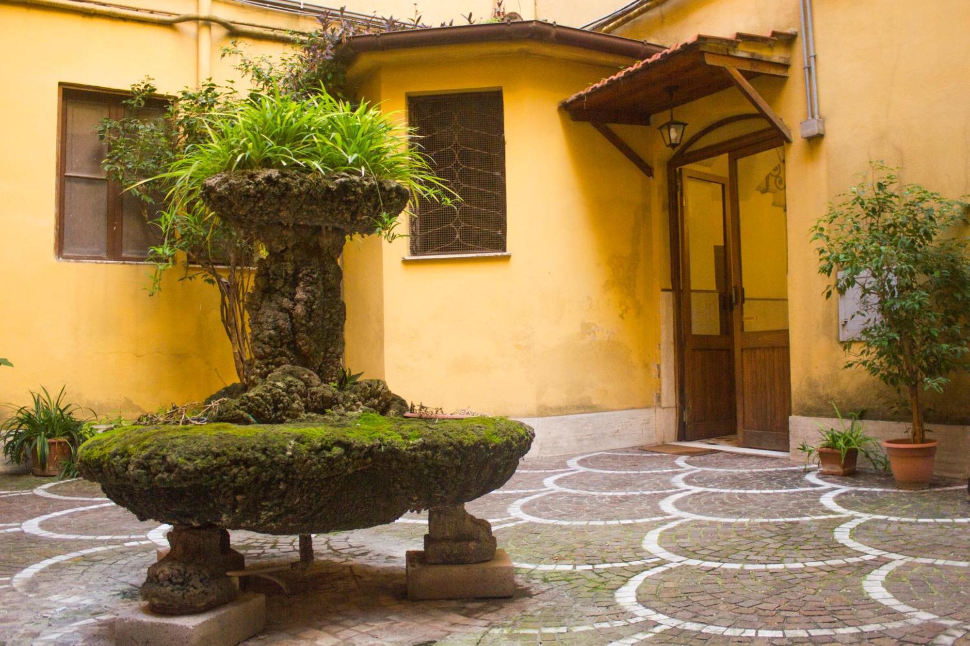 Your Cozy Place At The Vatican Apartment